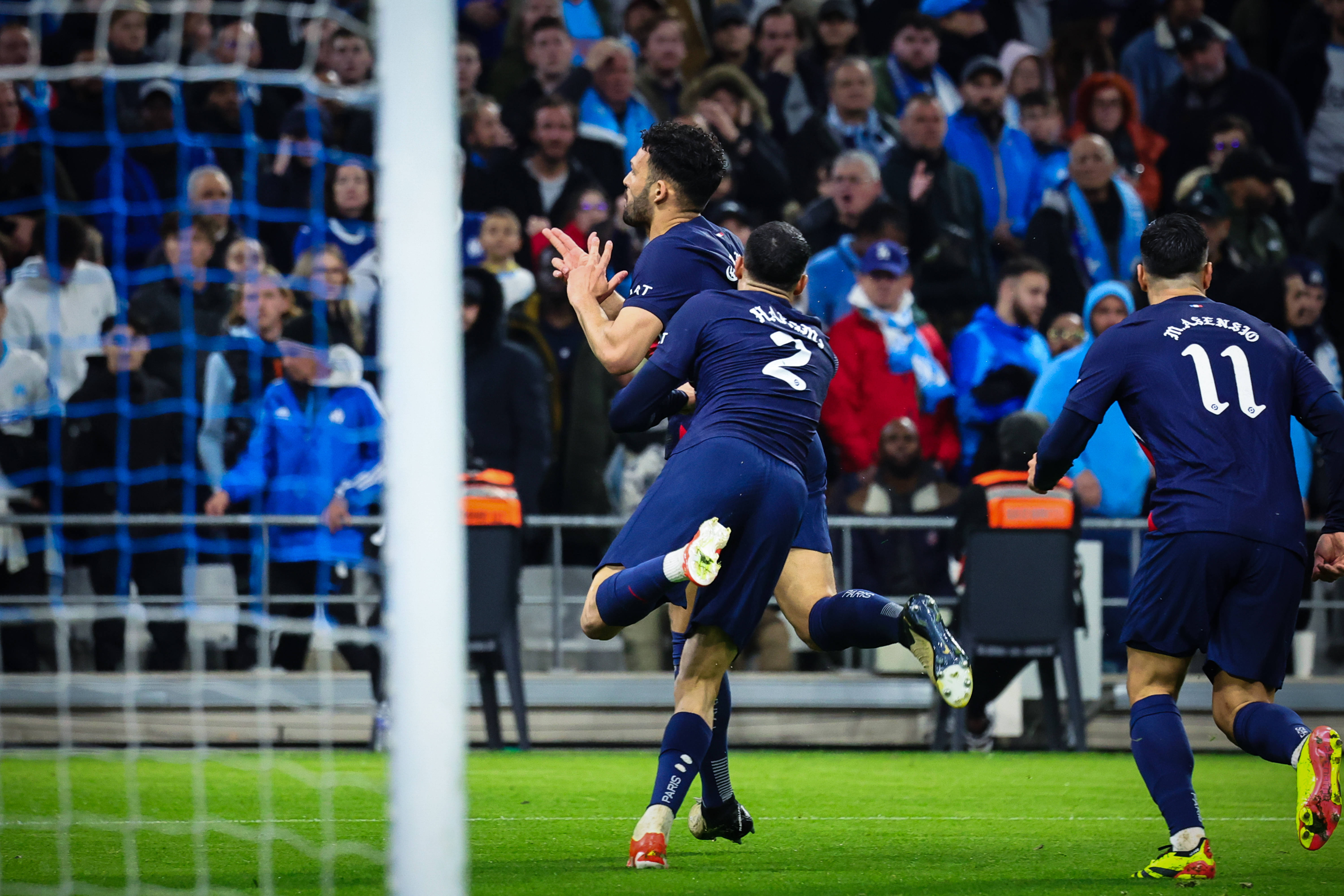 巴黎圣日耳曼发布备战花絮；窗口期绝杀压哨；CBA季后赛任务艰巨；赛程密集仍需轮换的简单介绍